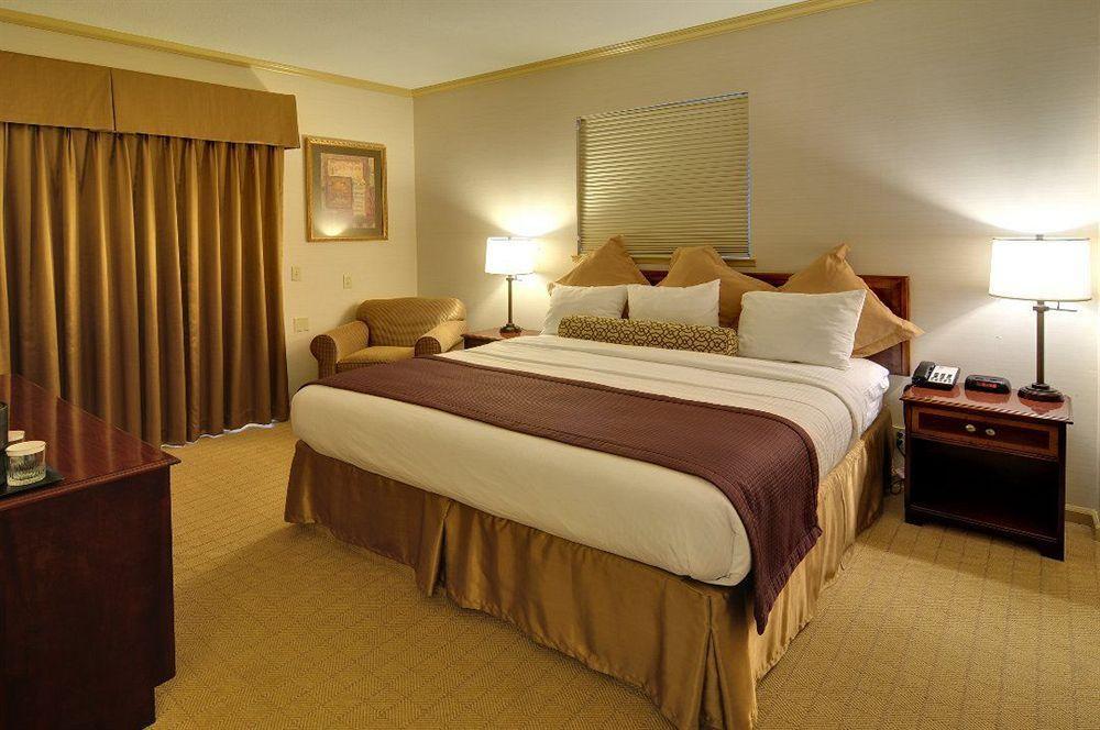 דיוויס Best Western Plus Palm Court Hotel מראה חיצוני תמונה