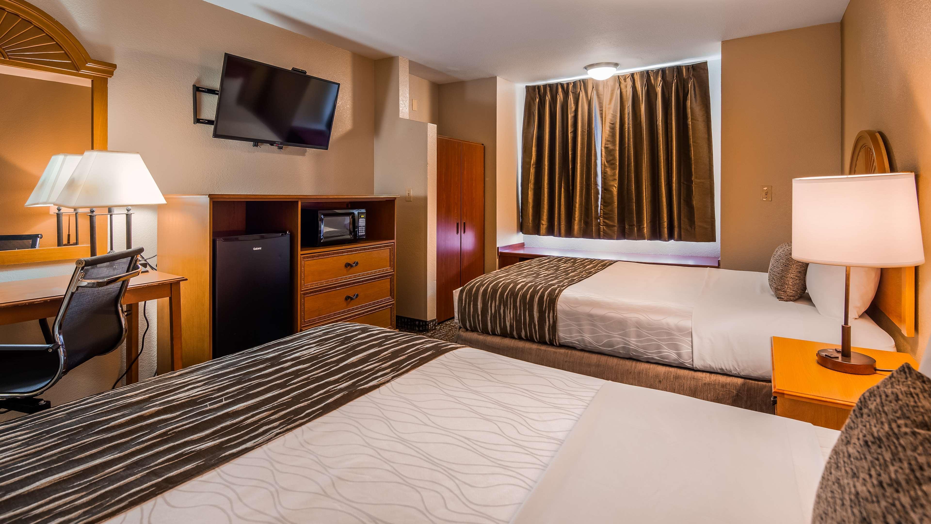 דיוויס Best Western Plus Palm Court Hotel מראה חיצוני תמונה