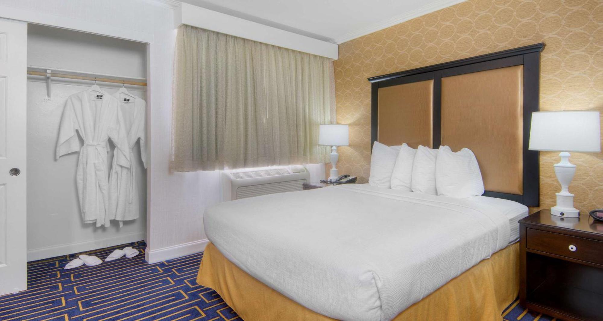 דיוויס Best Western Plus Palm Court Hotel מראה חיצוני תמונה