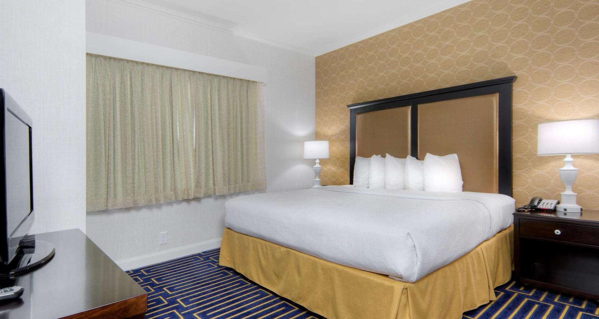 דיוויס Best Western Plus Palm Court Hotel מראה חיצוני תמונה