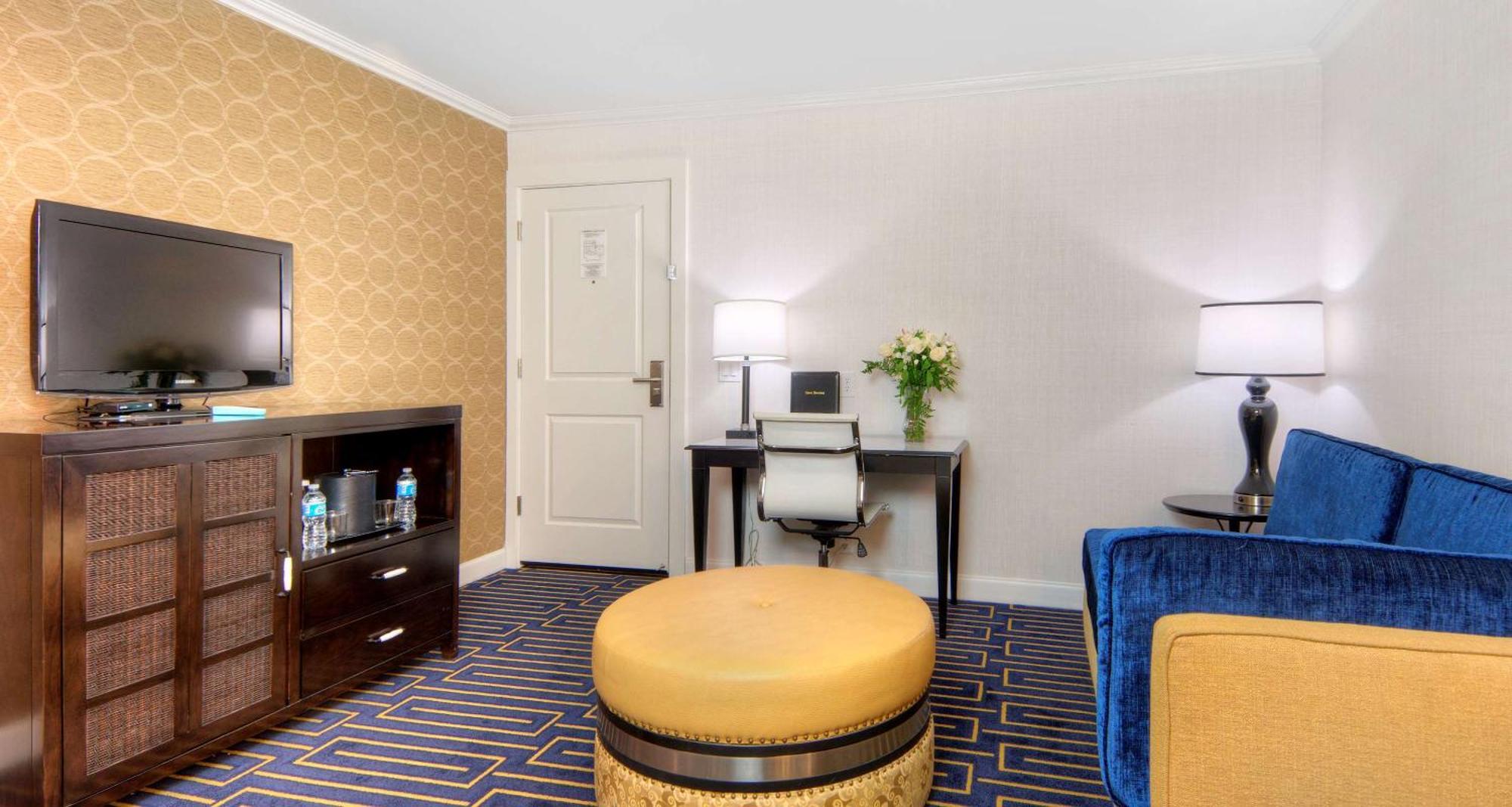 דיוויס Best Western Plus Palm Court Hotel מראה חיצוני תמונה
