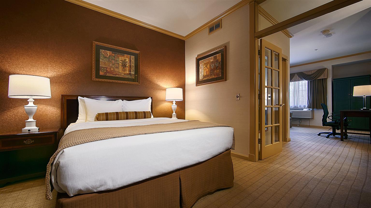 דיוויס Best Western Plus Palm Court Hotel מראה חיצוני תמונה