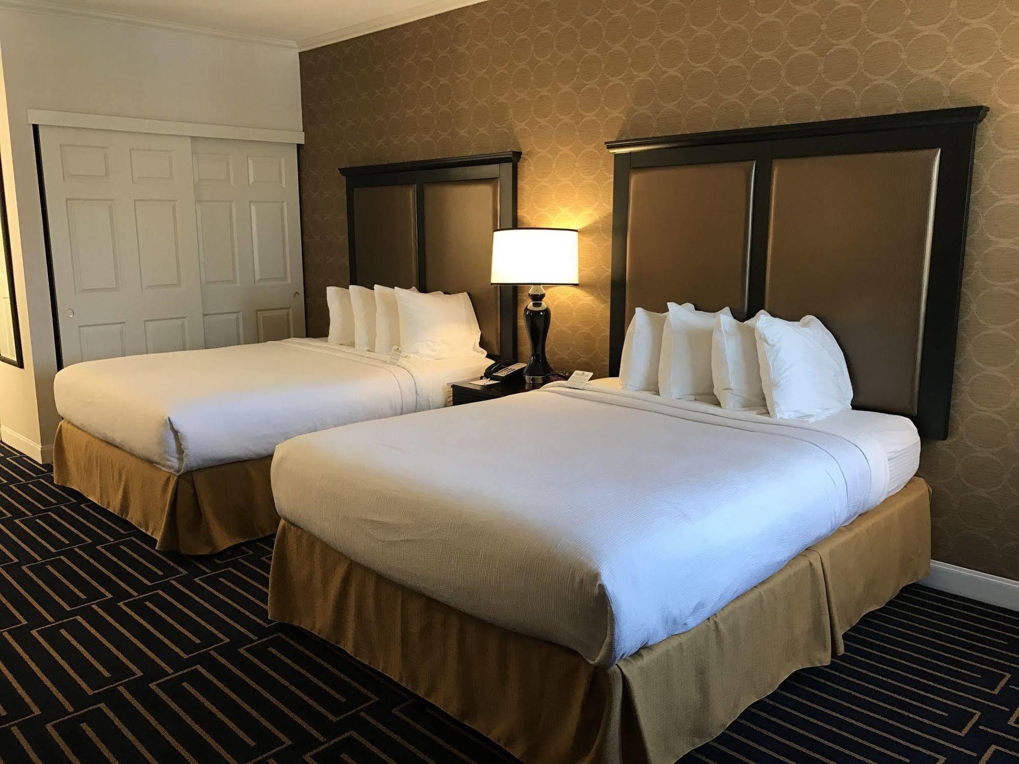 דיוויס Best Western Plus Palm Court Hotel מראה חיצוני תמונה