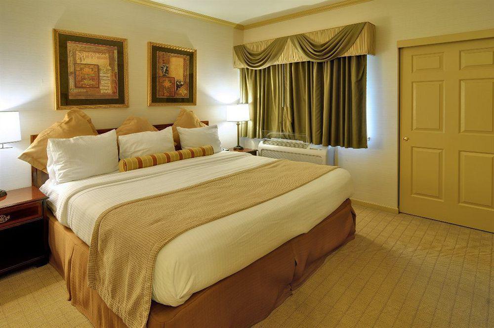 דיוויס Best Western Plus Palm Court Hotel מראה חיצוני תמונה